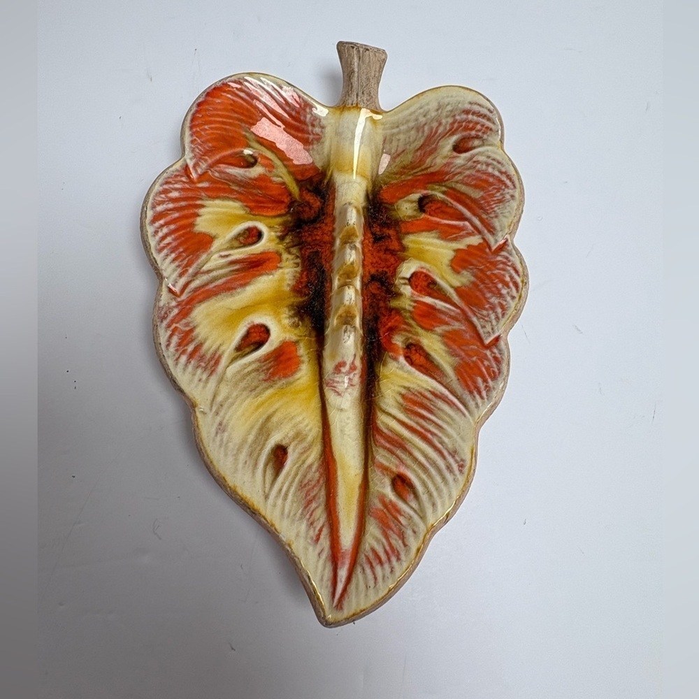 Vintage 1962 MCM Treasure Craft Leaf Shaped Ashtray in Orange, Yellow and Brown - Picture 2 of 10